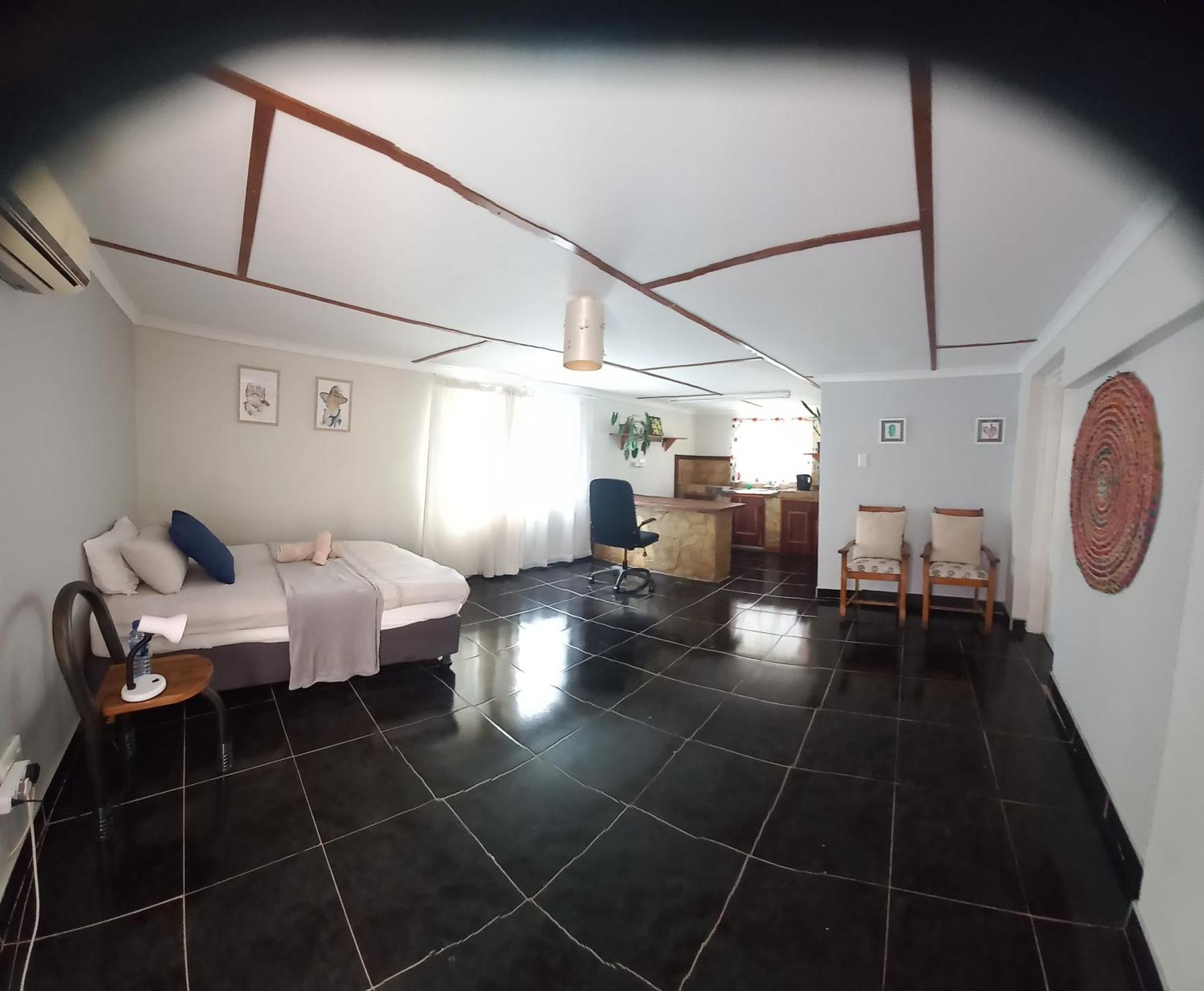 Urban Farm Haus Guesthouse Рунду Номер фото